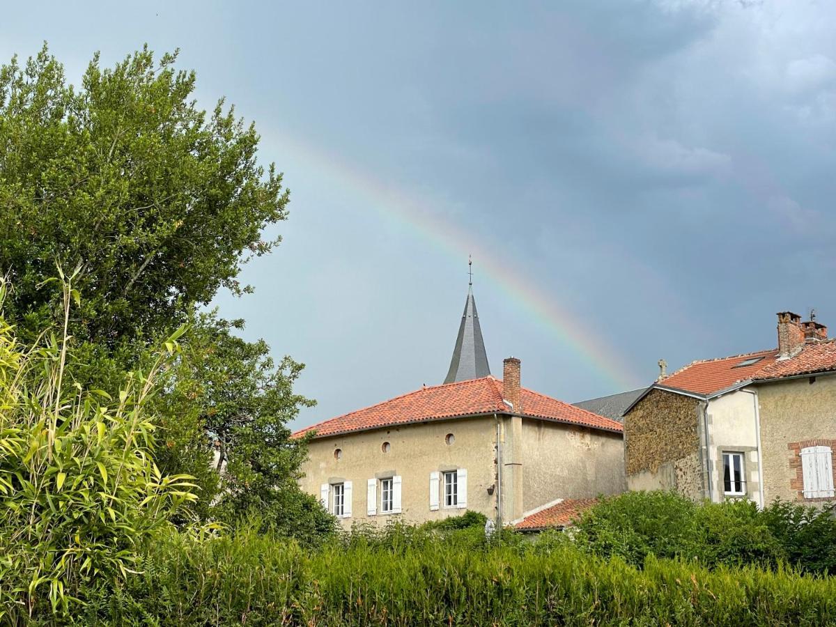 Maison Hirondelles Hotes Mezieres-sur-Issoire Exterior foto